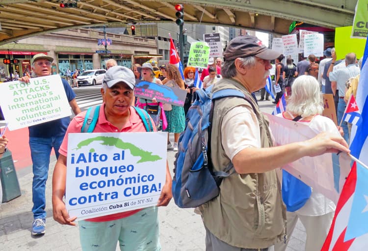 Ett femtiotal personer deltog i protesten i New York den 11 juli med kravet ”USA: händerna bort från Kuba!” Förbipasserande gav sitt stöd. Liknande protester äger rum världen över – fler behövs!