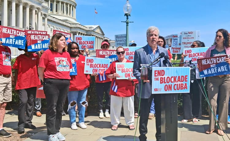 Bob Schwartz från Global Health Partners talar vid ett möte med National Nurses United den 30 juni i Washington, D.C., i protest mot USA:s blockad mot Kuba. Fler protester som denna behövs i dag.