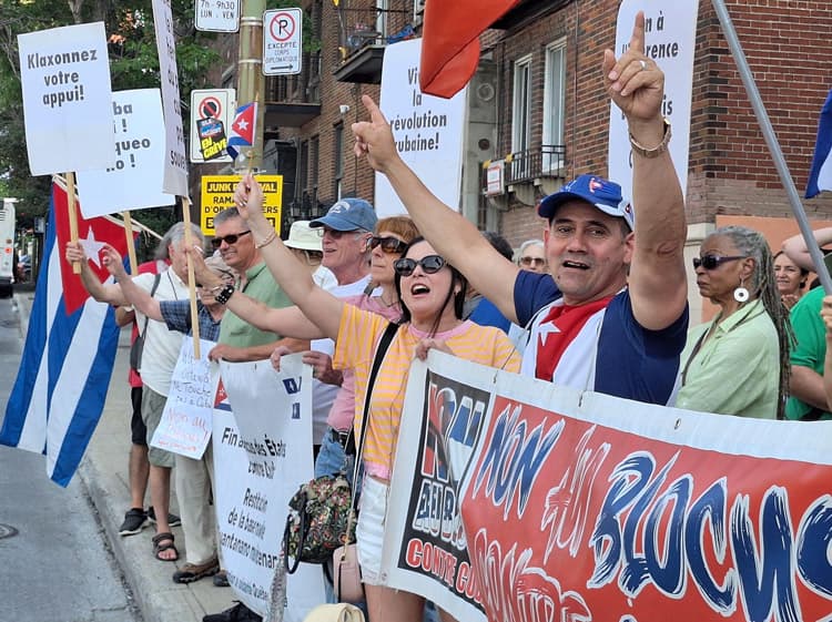 Protest till försvar för Kuba utanför Kubas konsulat i Montreal, en av flera runt om i världen den 26 juli, kräver ett slut på USA:s ekonomiska blockad. Skylten uppe till vänster: ”Tuta för att visa ditt stöd”.
